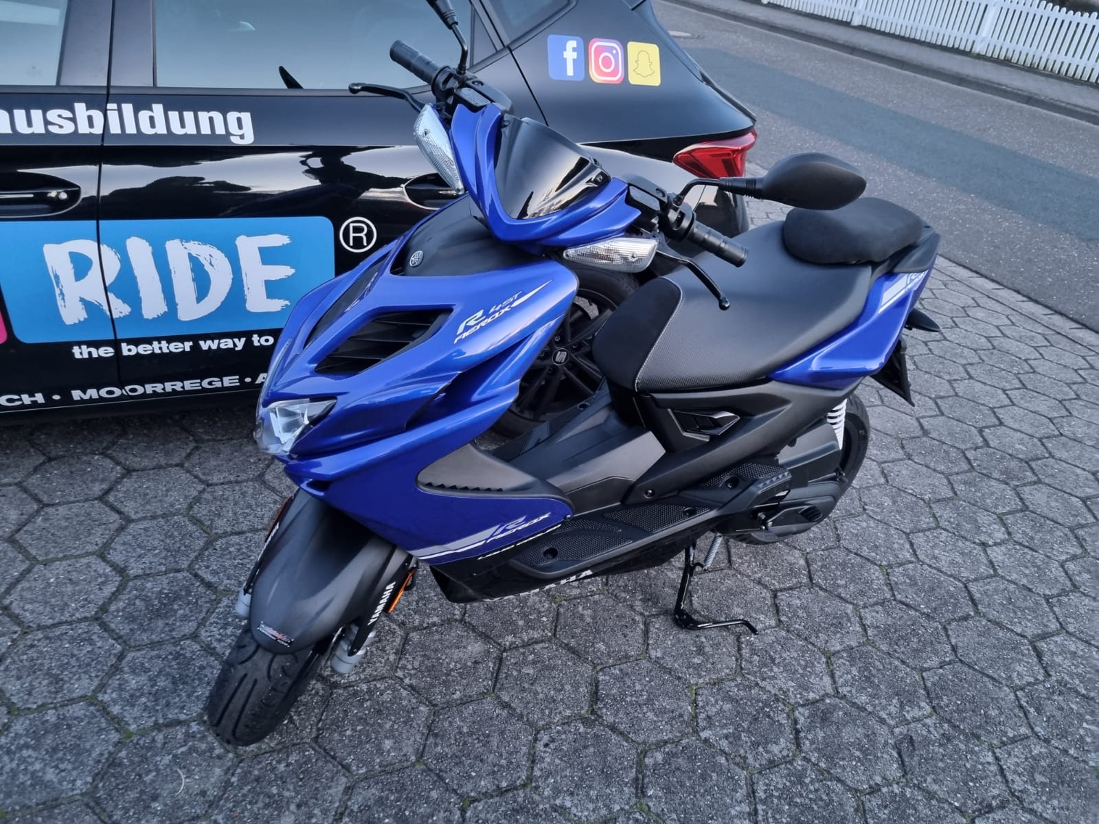 Yamaha Aerox Blau